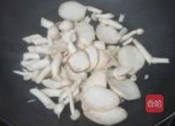 蚝汁彩椒炒双菇的做法图解4