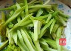 芹蛋腊肠的做法图解1