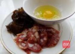 芹蛋腊肠的做法图解2