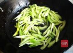 芹蛋腊肠的做法图解4