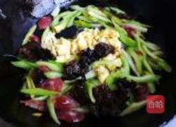 芹蛋腊肠的做法图解6