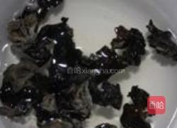 木耳炝荷兰豆的做法图解1