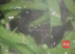 木耳炝荷兰豆的做法图解9