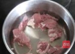 蘑菇焖牛肉的做法图解1