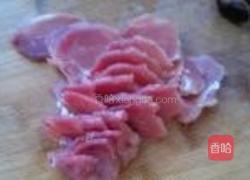 紫甘蓝炒肉的做法图解1