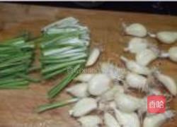 荷兰豆炒大蒜的做法图解2