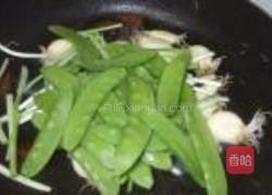 荷兰豆炒大蒜的做法图解5