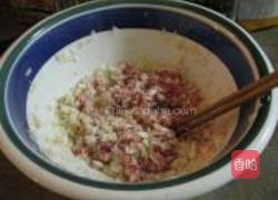 包菜猪肉饺的做法图解1