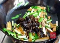 蒜苗香干肉的做法图解9