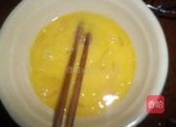 鱼肠煎蛋的做法图解2