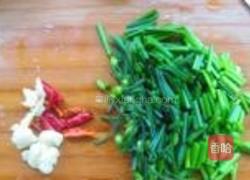 韭菜花闷臭豆腐的做法图解2