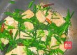 韭菜花闷臭豆腐的做法图解5