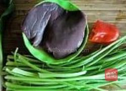 芹菜炒猪肝的做法图解1