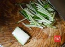 冬瓜皮炒千张的做法图解1