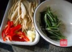 冬瓜皮炒千张的做法图解2