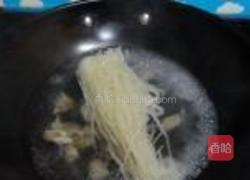 鱼丸花蛤白果面的做法图解3