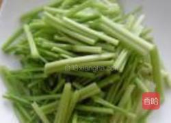 芹菜拌花生米的做法图解1