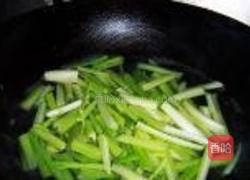 肉末尖椒炒芹菜的做法图解2