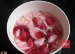 玫瑰花桂圆粥的做法图解2