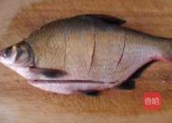 豉香辣酱蒸鳊鱼的做法图解1