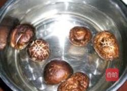 香菇鸡腿竹荪汤的做法图解2