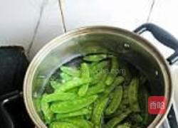 荷兰豆炒魔芋的做法图解2