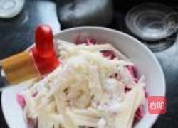 酸甜萝卜梨丝的做法图解3