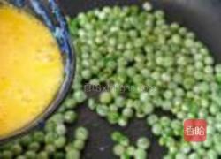 豌豆炒蛋的做法图解5