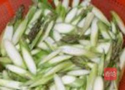 芦笋炒肉片的做法图解1