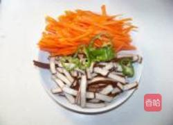 胡萝卜素炒香干的做法图解3