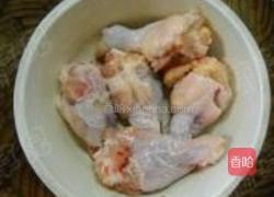 微波香辣红酒鸡腿的做法图解1