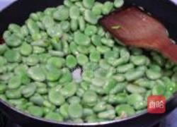 蒜香辣味蚕豆米的做法图解2
