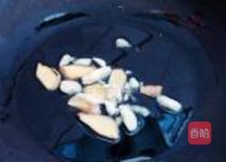 蚕豆煮枇杷叶的做法图解4