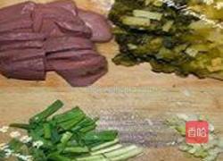 酸菜鸭血汤的做法图解1