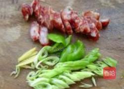 卷心菜炒腊肠的做法图解2