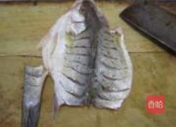 鱼香香菇铁板鲈鱼的做法图解2