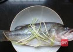 清蒸鲈鱼的做法图解3