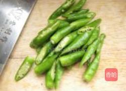 银鱼干炒绿椒的做法图解1