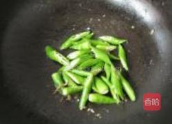 银鱼干炒绿椒的做法图解3