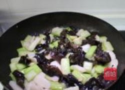 丝瓜炒木耳的做法图解6
