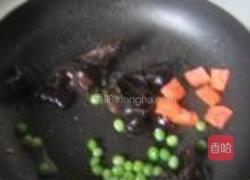 荸荠黑木耳炒肉片的做法图解3