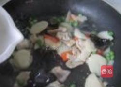 荸荠黑木耳炒肉片的做法图解8