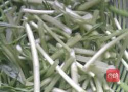 藜蒿炒香肠的做法图解2