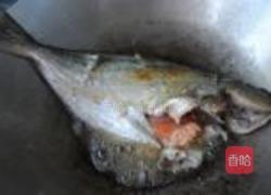 东北大酱炖平鱼的做法图解2