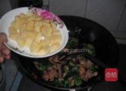 西芹土豆焖鸡块的做法图解8