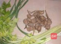 蒜苗芹菜炒慈菇的做法图解1
