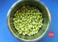 毛豆炒香菇肉丁的做法图解1