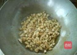 毛豆炒香菇肉丁的做法图解5