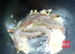 蒜香大虾包菜的做法图解7