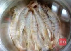 蒜香大虾包菜的做法图解3